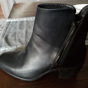 Almost brand new, worn twice, Italian leather